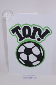 Karte mit einem Fußball und dem Schriftzug "Tor", innen popt eine grüne Rasenfläche mit einem Tor und einem Fußball auf. Karte geschlossen.